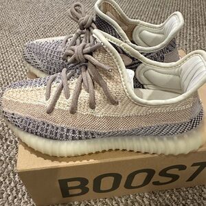 Adidas Yeezy Boost 350 V2 Sneakers AshPea color, Size 5 Men’s/Women’s 6.5/7!